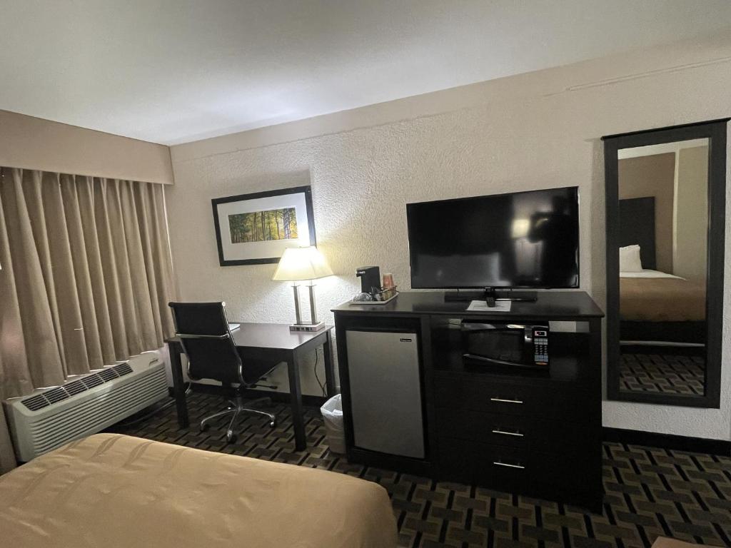 Quality Inn & Suites - Queen Room With Two Queen Beds - Non-Smoking