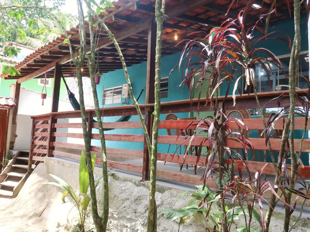 a house with a blue wall and a bench at Casa Matatiso - quartos privados em casa compartilhada in Abraão