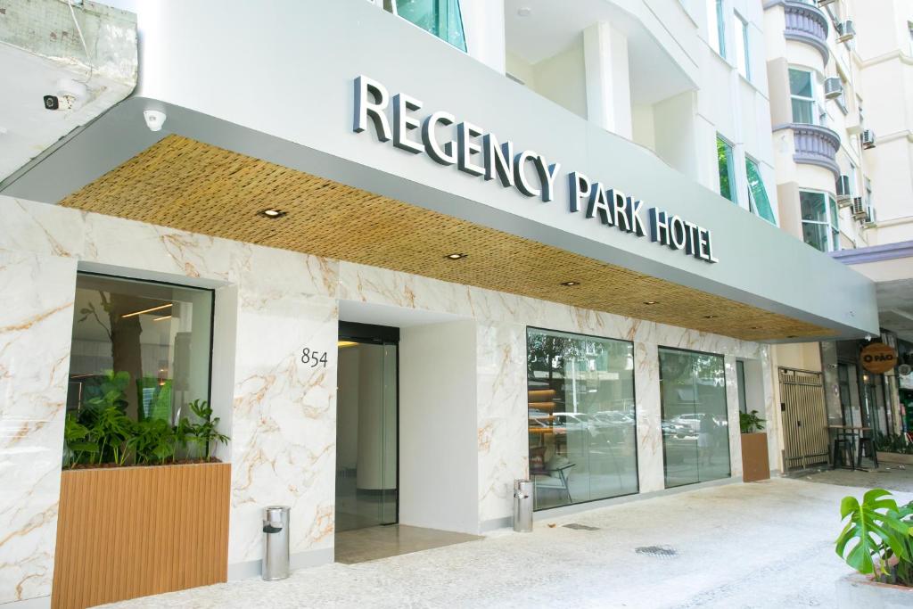 una fachada de un hotel de parque en Regency Park Hotel - SOFT OPENING, en Río de Janeiro
