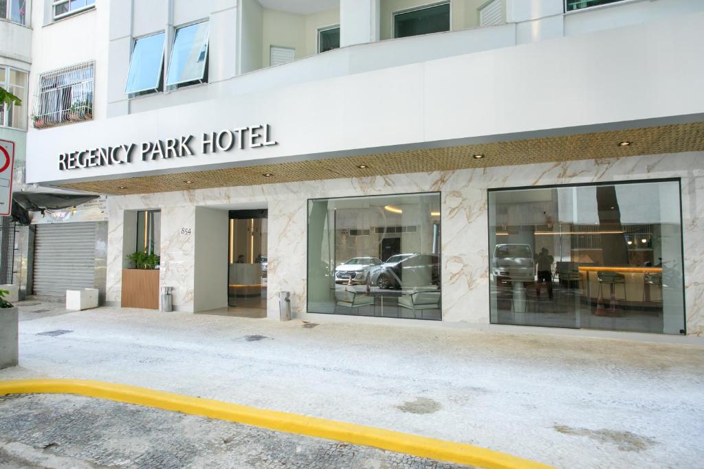 een parkeerplaats voor een parkeergarage bij Regency Park Hotel in Rio de Janeiro
