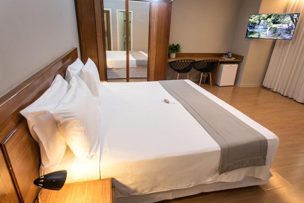 Een bed of bedden in een kamer bij Regency Park Hotel