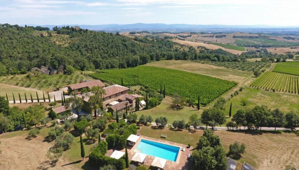 vista aerea su una tenuta con piscina di Abbadia Wine Relais a Montefollonico