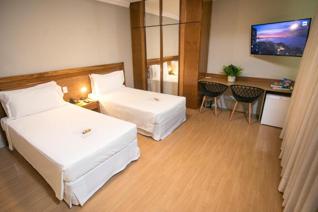 Een bed of bedden in een kamer bij Regency Park Hotel