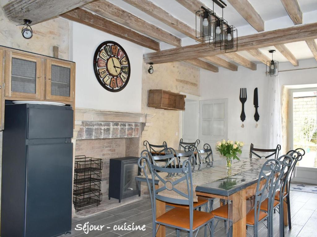 Kuchyňa alebo kuchynka v ubytovaní Gîte Chemiré-en-Charnie, 5 pièces, 14 personnes - FR-1-410-297