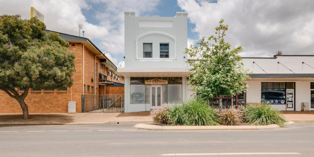 una calle vacía delante de un edificio en Eighty Seven Pangee St, en Nyngan