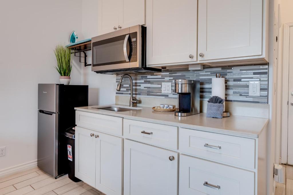 Kuchyň nebo kuchyňský kout v ubytování Unit 14 Maui Ohana Modern Studio