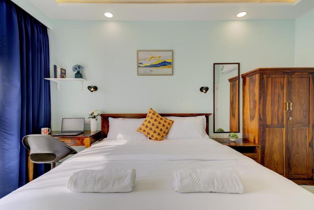 Tempat tidur dalam kamar di Premium 2BHK apartment with Pool Access