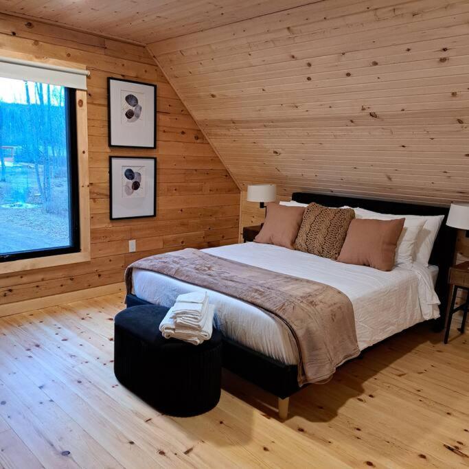 Postel nebo postele na pokoji v ubytování Islander Lodge - Lochaber Lake Lodges