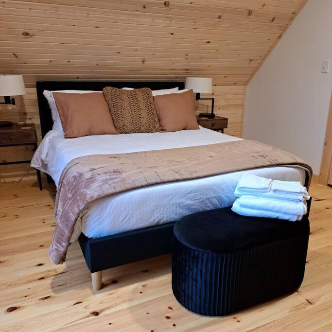 Postel nebo postele na pokoji v ubytování Islander Lodge - Lochaber Lake Lodges