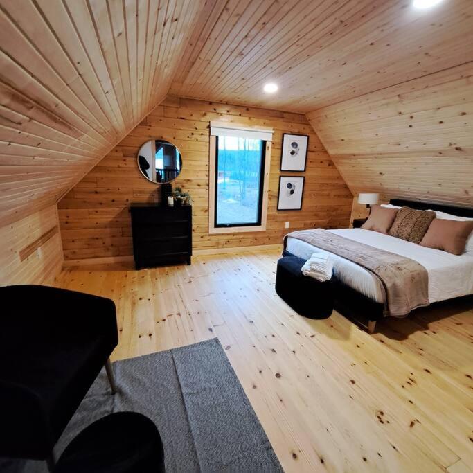 Postel nebo postele na pokoji v ubytování Islander Lodge - Lochaber Lake Lodges