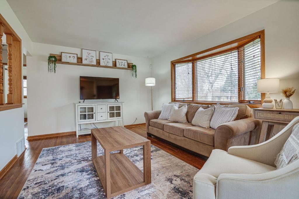 Oakdale Home with Deck 7 Mi to Downtown St Paul!, Oakdale (updated