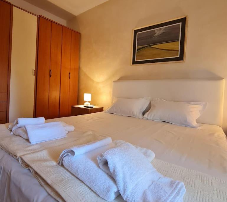 Een bed of bedden in een kamer bij FilDing, Stari Grad, Dorćol.