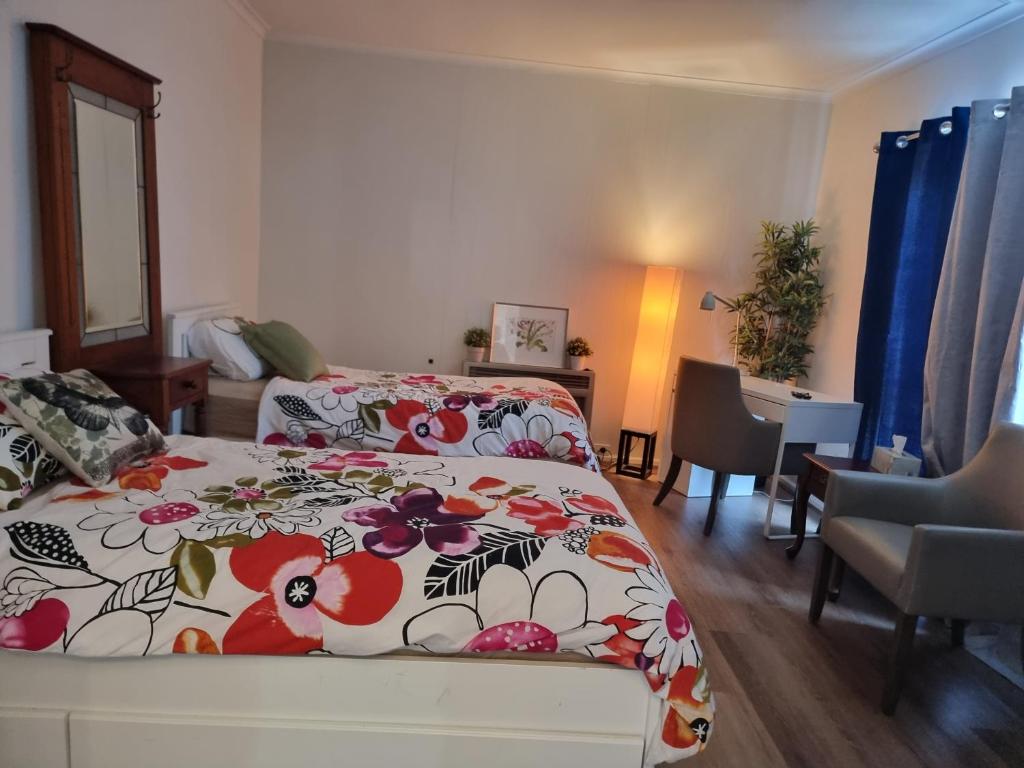 1 dormitorio con 1 cama con edredón de flores en Two separate rooms in Clayton South, en Clayton North