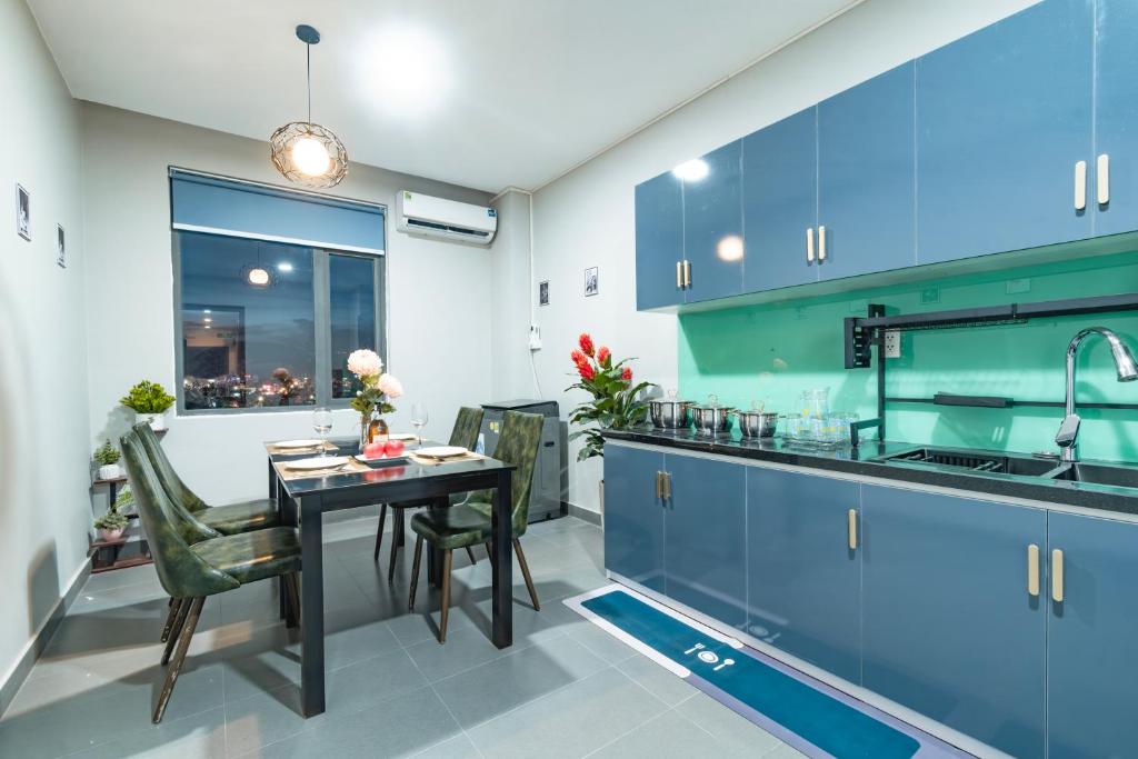 Kuchyň nebo kuchyňský kout v ubytování Lamore Hotel Đà Nẵng