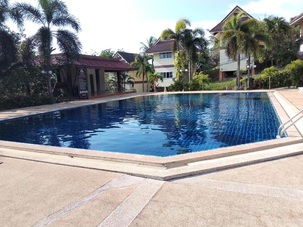 a large swimming pool with blue water in a yard at Lanta Garden Hill Resort and Apartment in Ko Lanta
