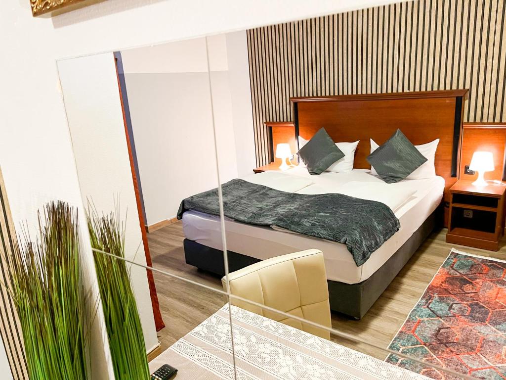 Tempat tidur dalam kamar di City Hotel West