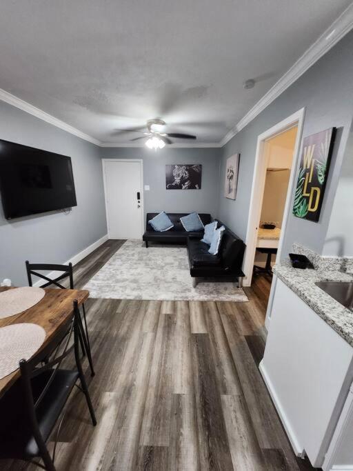 ein Wohnzimmer mit einem Sofa und einem Tisch in der Unterkunft Blue Shark *G15* @ Montrose Private 1BR King Apartment in Houston