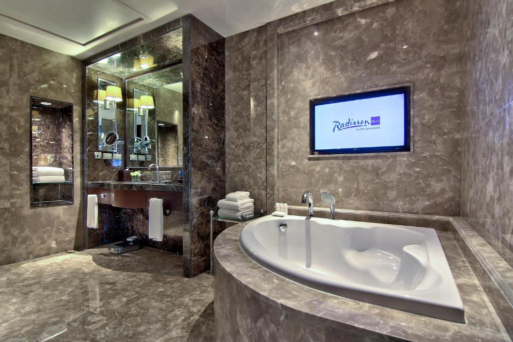 Radisson Blu Plaza Bangkokにあるバスルーム
