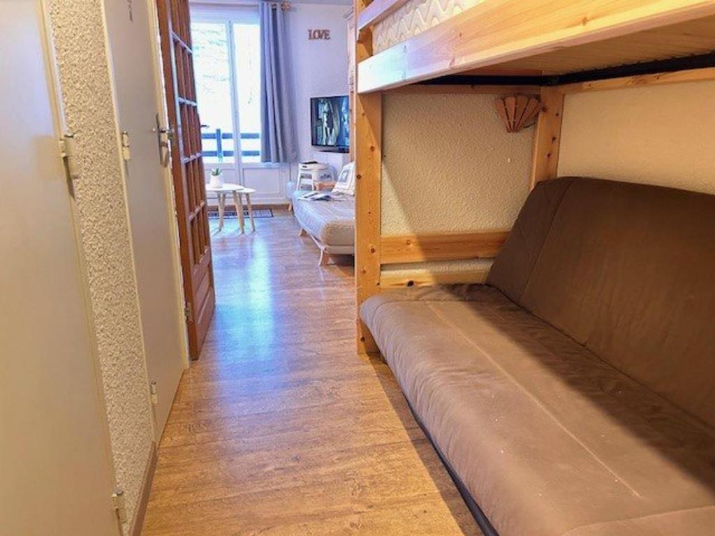 a room with a bunk bed and a living room at Appartement Risoul, 1 pièce, 5 personnes - FR-1-330-571 in Risoul