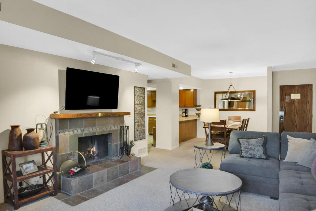 ein Wohnzimmer mit Sofa und Kamin in der Unterkunft PARK STATION 122 condo in Park City