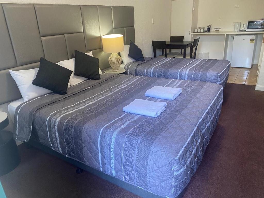 Postel nebo postele na pokoji v ubytování Tollgate Motel