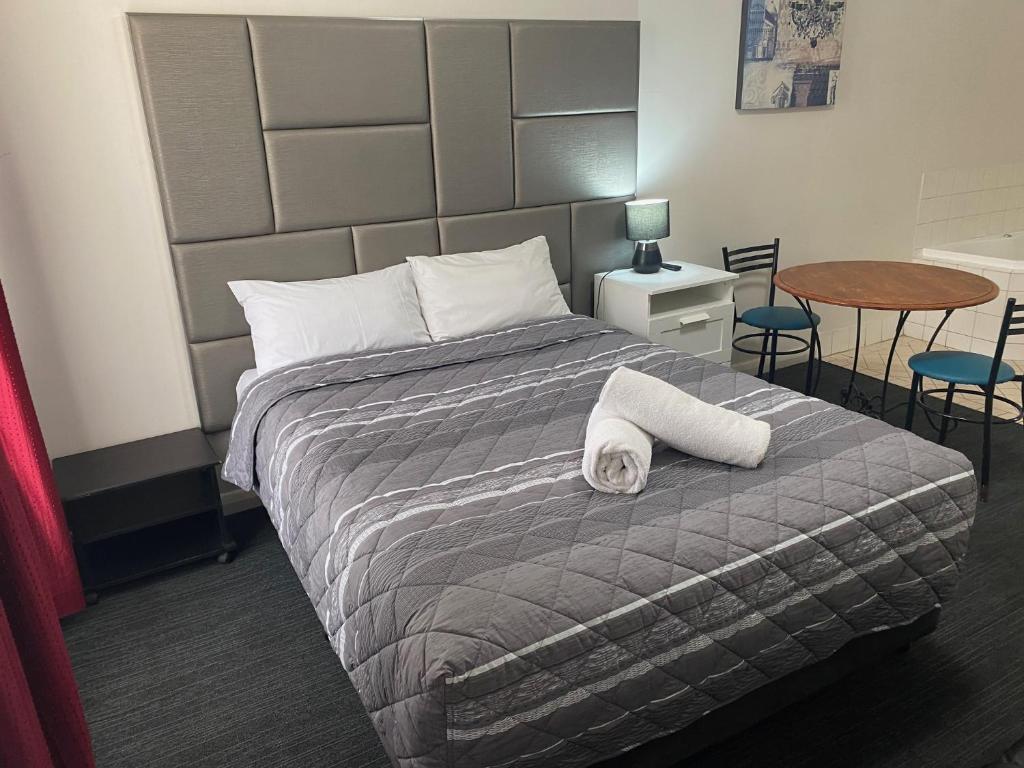 Postel nebo postele na pokoji v ubytování Tollgate Motel