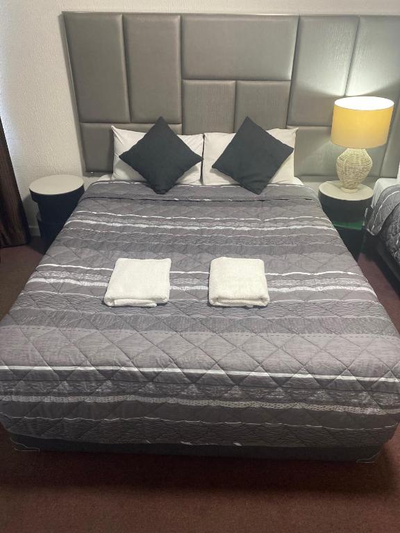 Postel nebo postele na pokoji v ubytování Tollgate Motel