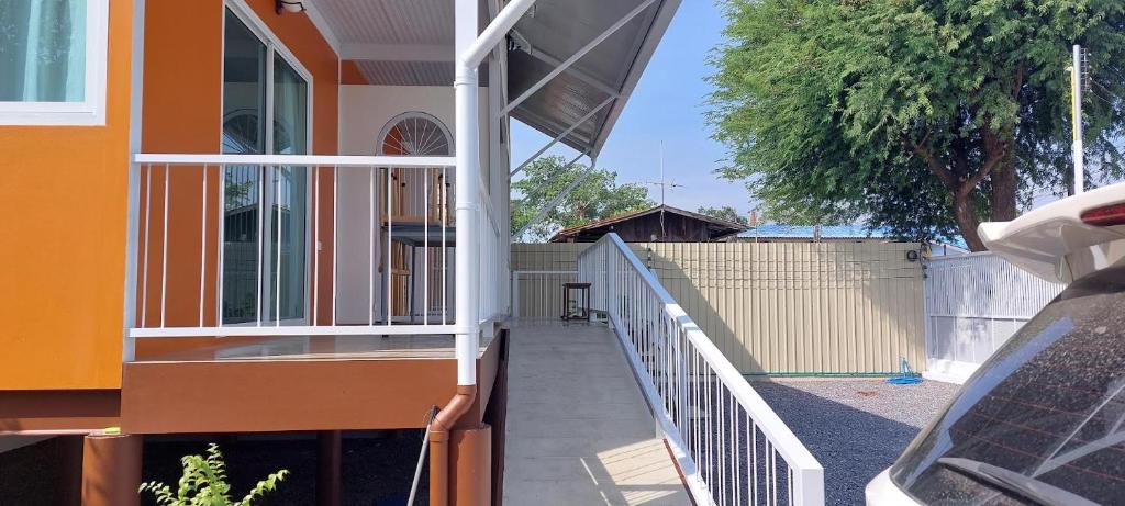 Balkón nebo terasa v ubytování Baan Rhomkham Ayutthaya - บ้านร่มขามอยุธยา