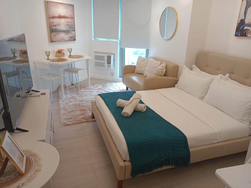 um quarto com uma cama e uma sala de estar em Big Balcony - Relaxing Condo in San Fernando em San Fernando