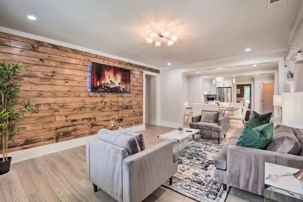 una sala de estar con una pared de madera. en Opuluxe Chic Spacious Urban Oasis en Atlanta