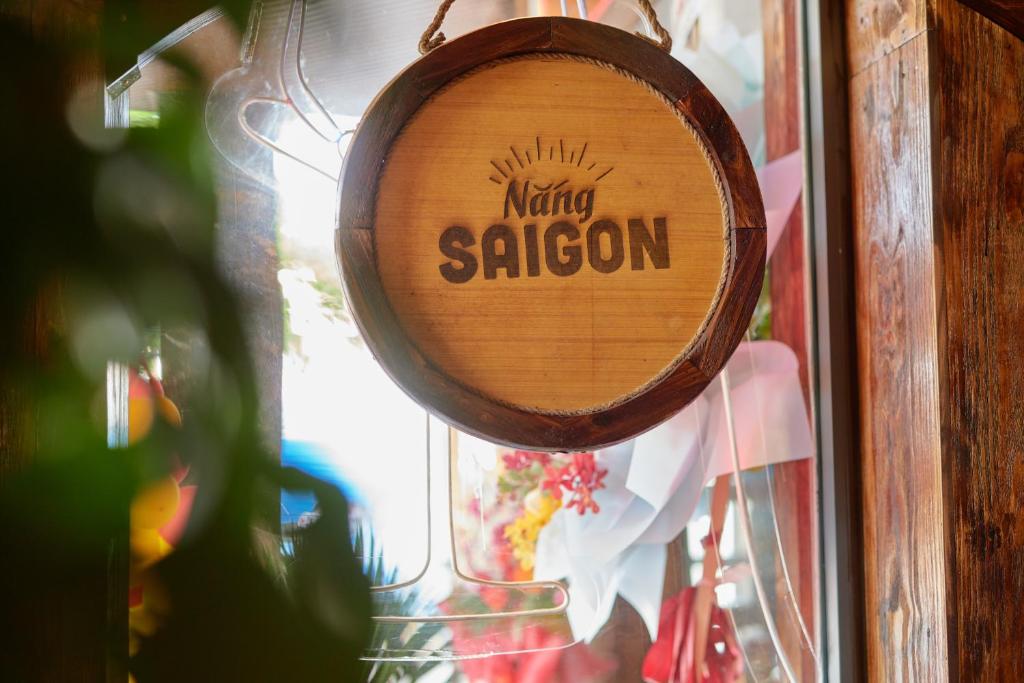 um barril de vinho de madeira com as palavras King Saigon pendurado numa janela em Khách sạn Nắng Sài Gòn em Vung Tau