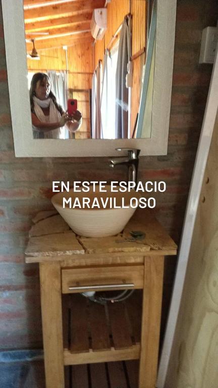 una persona que toma una foto en un espejo de baño en Remanso, en Santa Fe