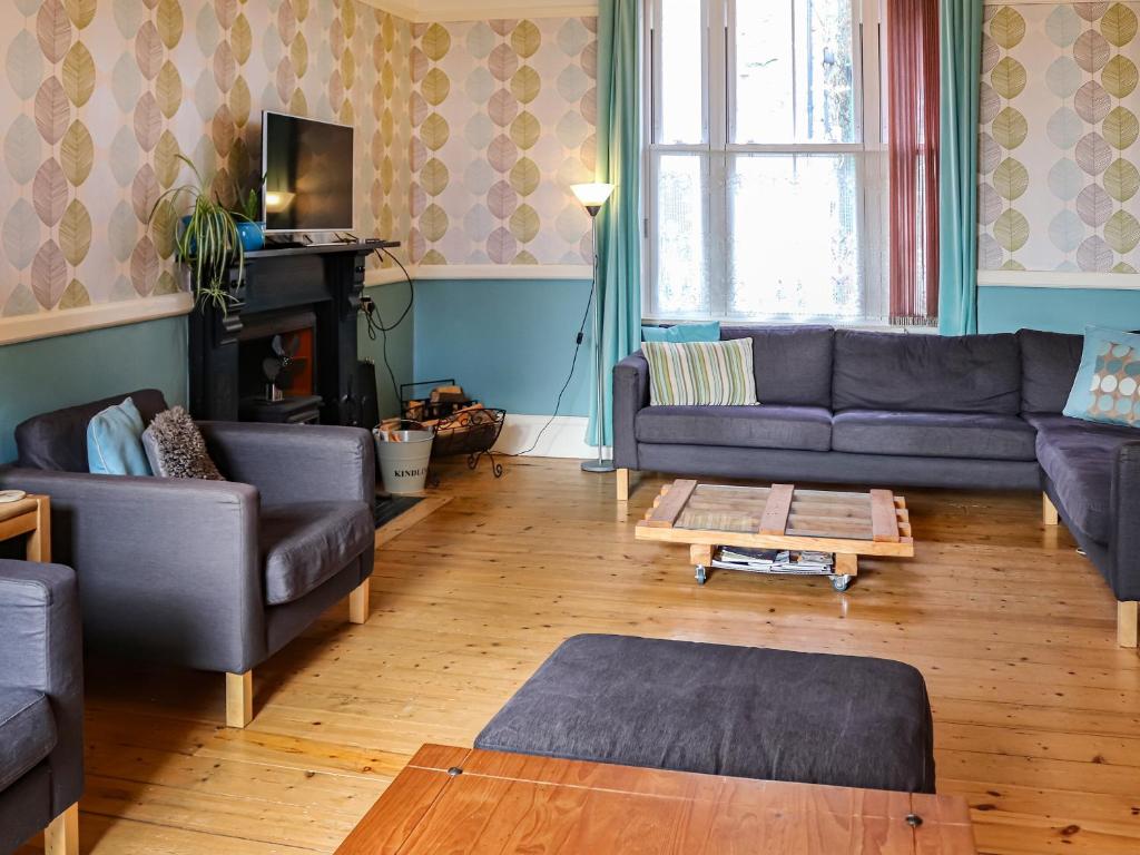 a living room with couches and a coffee table at Bryn Marian in Blaenau-Ffestiniog