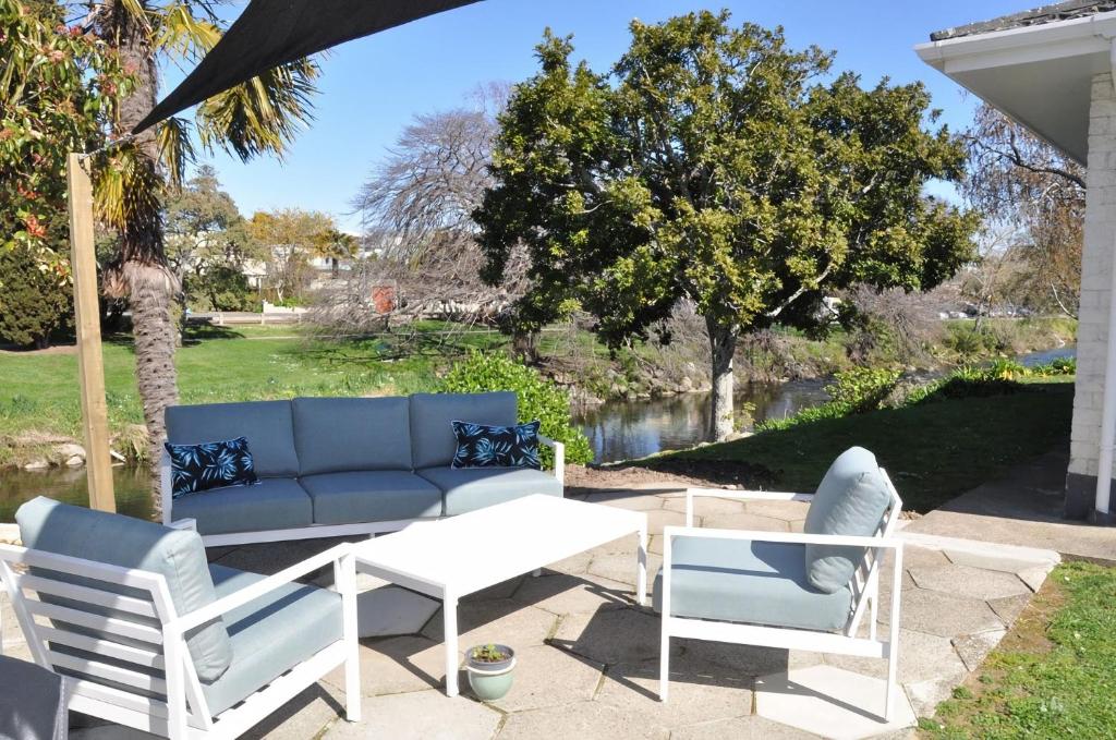 Sunny Riverside Retreat - Housity