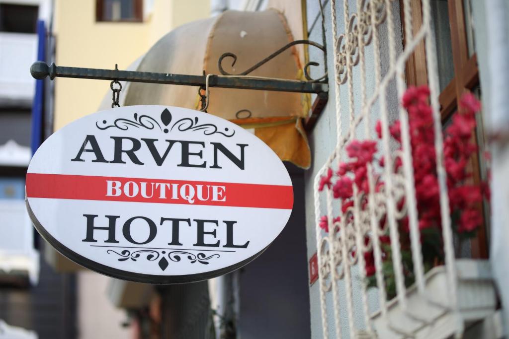 una señal para un hotel colgando en un edificio en Arven Hotel, en Estambul
