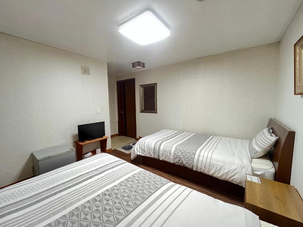 Postel nebo postele na pokoji v ubytování ゴールデンビーチホテル