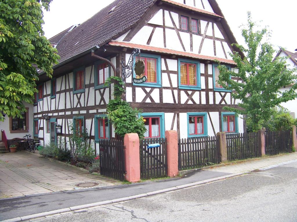 une maison avec une clôture devant elle dans l'établissement Pension Zur Sonne Wittenweier, à Schwanau