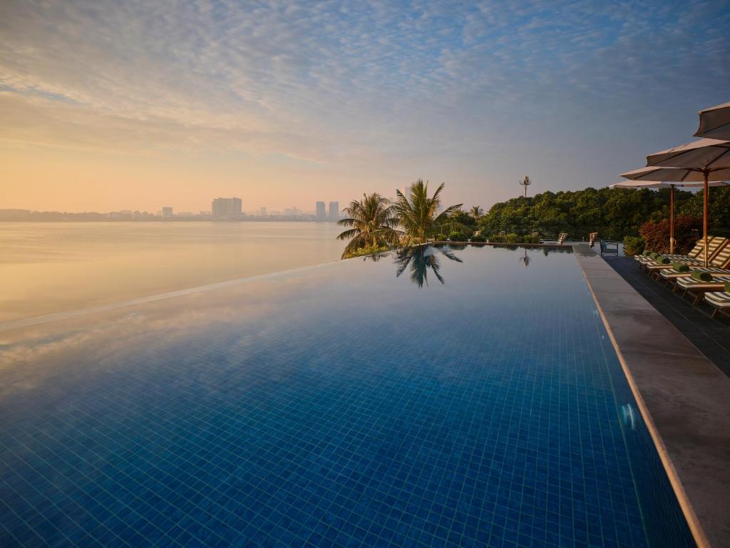 einen Pool mit Blick auf das Wasser in der Unterkunft Elegant Mansion 88 in Hanoi