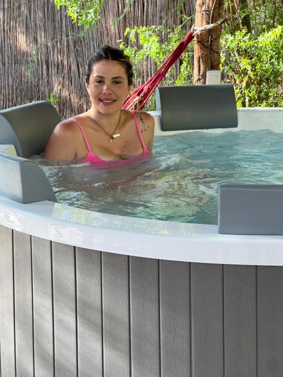 聖佩德羅·德·阿塔卡馬的住宿－考艾阿塔卡馬旅館，坐在按摩浴缸中的女人