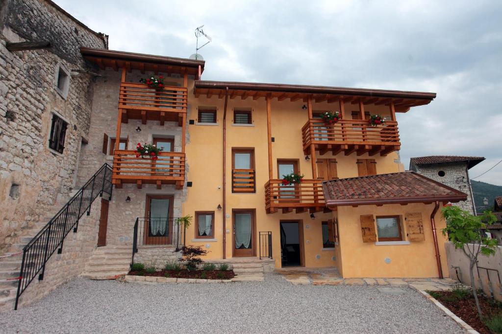 un gran edificio con balcones de madera. en Albergo Diffuso Polcenigo Casa Blas, en Polcenigo