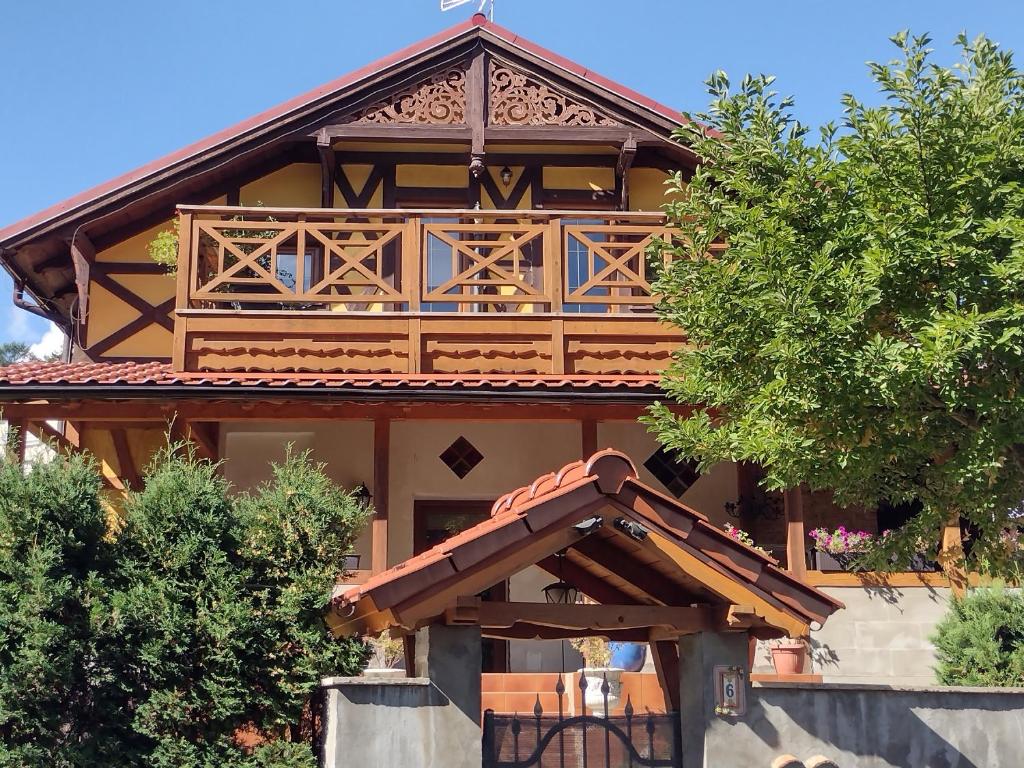 una casa con balcón en la parte superior en L' Angolo Divino en Lądek-Zdrój