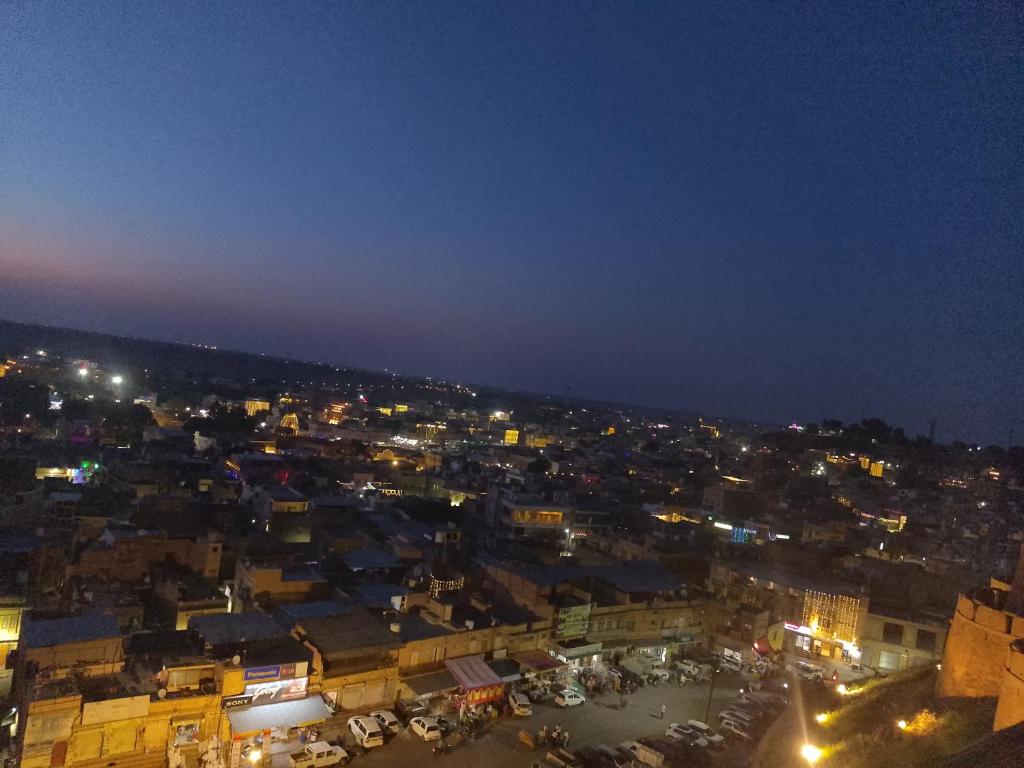 - une vue sur la ville la nuit dans l'établissement hotel Desert Journey jaisalmer, à Jaisalmer