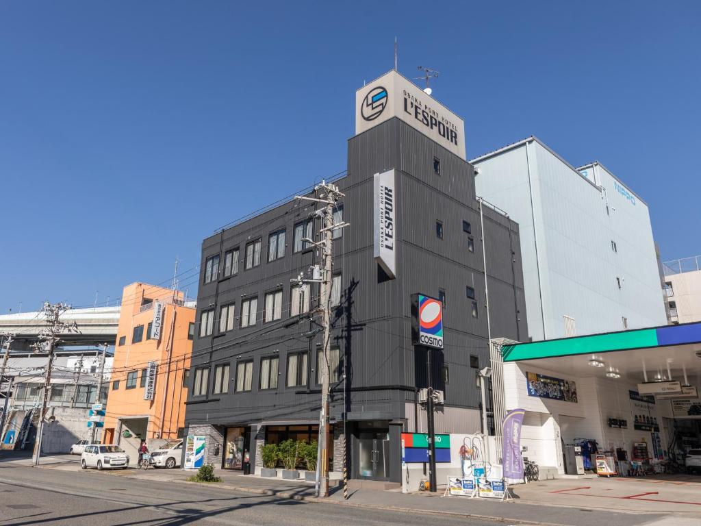 budynek z wieżą zegarową na górze w obiekcie Tabist OSAKA PORT HOTEL L'ESPOIR w Osace