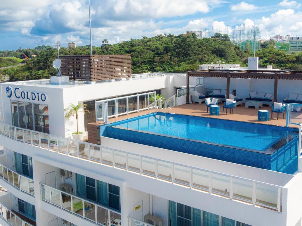basen na szczycie statku wycieczkowego w obiekcie Aqua Palace Chatan by Coldio Premium w mieście Chatan