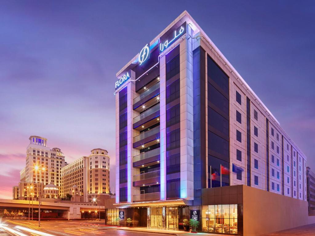 un edificio con un cartel en la parte superior en Flora Al Barsha Hotel At The Mall, en Dubái