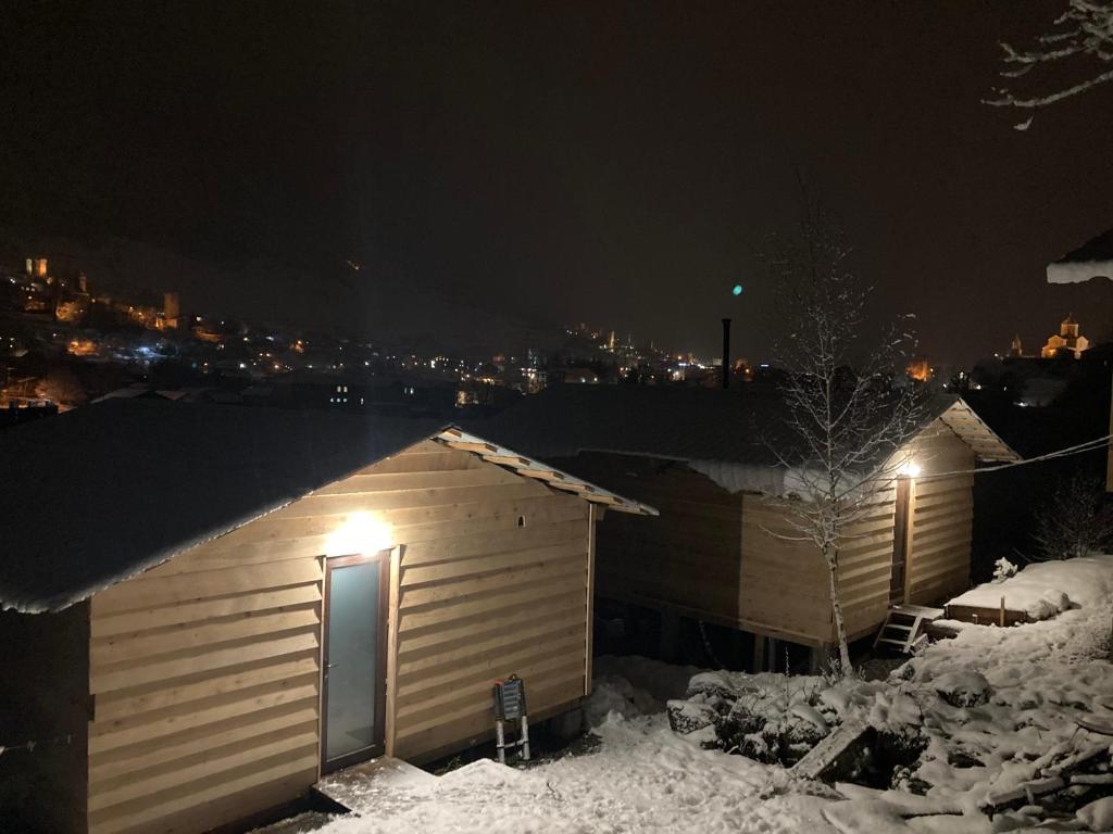 MESTIA COTTAGE TiME v zimě