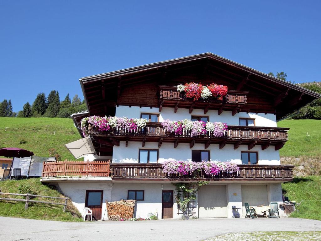 ein Gebäude mit Blumen auf den Balkonen in der Unterkunft Apartment in Sankt Johann im Pongau near Ski Area in Wagrain