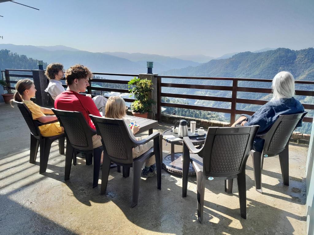 een groep mensen die aan een tafel zitten bij Mountain and peace in Shimla