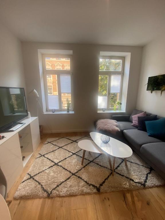 Hotel Ferienwohnung Lipsia, a living room with a couch and a coffee table at Ferienwohnung Lipsia in Leipzig