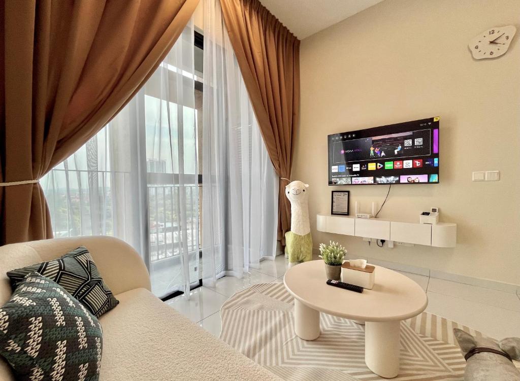 salon z kanapą, stołem i telewizorem w obiekcie Cozy 1-4Pax SkyTrees AeonBukitIndah NetflixWifi w mieście Johor Bahru